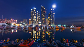 beautiful city marina on a calm night, night, skyscrapers, city, lights, boats, marina, harbor HD wallpaper