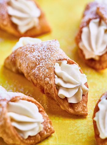 Mascarpone cream, Lemon twist, Ricotta filling, Tasty cannoli HD phone wallpaper