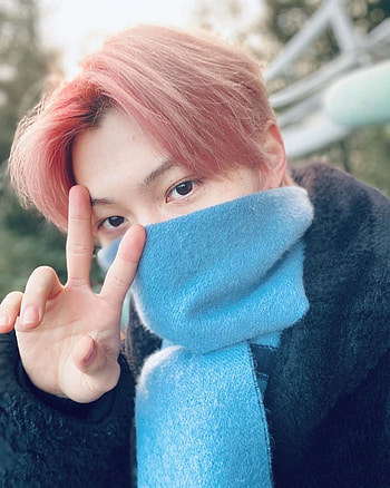felix + his blue scarf, kpop, stray kids, lee felix HD phone wallpaper