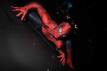 Spiderman Crawling On The Wall, spiderman, superheroes HD wallpaper