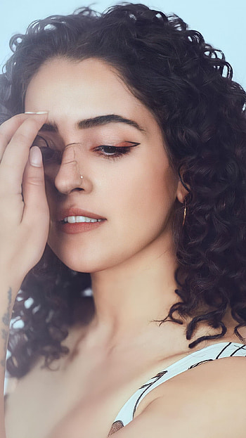 Saniya Malhotra, bollywood actress HD phone wallpaper