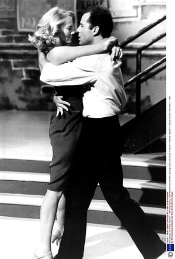 Moonlighting, Wants Film, Bruce Willis, Crazy Girls HD phone wallpaper