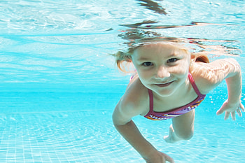 Kids In Swimming Pool HD wallpaper