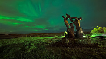 Aurora Borealis, magnetic, teal, outstanding, greenteal, statues, aurora, electrons, borealis, , plain, forces, grass, structure, atmospheric, field, green, nature HD wallpaper