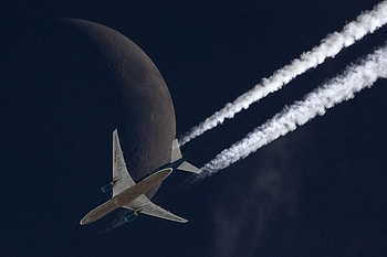 B777 (moonstrike), jet, moonstrike, moon, aircraft, plane, boeing HD wallpaper