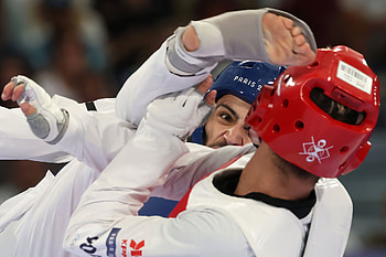 Jordan's Zaid Abdul Kareem, left, competes against Turkey's Hakan Reçber during taekwondo Paris 24, Sports, olympic games, Olympic Games Paris 2024 HD wallpaper