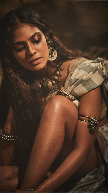Malavika mohanan, tamil actress, model, sexy seductive, glamorous HD phone wallpaper