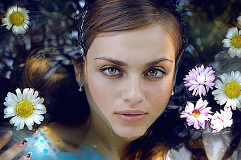 Flower girl in the water, beautiful girl, sweet, eyes, cute, lovely girl, wonderful, beauty, daisy, face, flowers, lips, water, hair, green eyes HD wallpaper