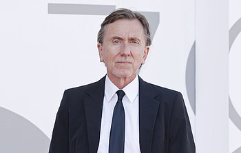 Tim Roth in MCU, Embarrassing his children, Humorous interviews, Versatile actor HD wallpaper