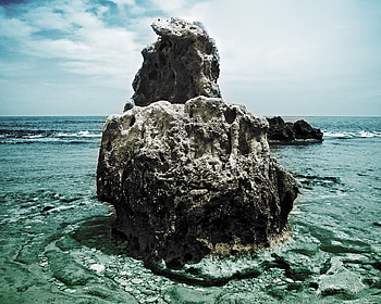 rock on beach, rock, beach HD wallpaper
