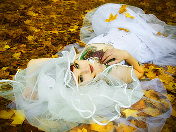 Autumn bride, leaves, wedding, fall, autumn, romantic, bride HD wallpaper