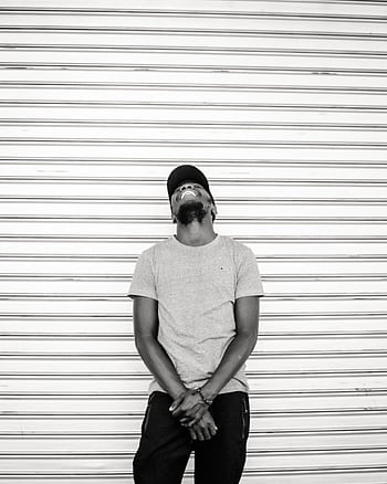 Monochrome of a relaxed man in a cap against a lined background. HD phone wallpaper
