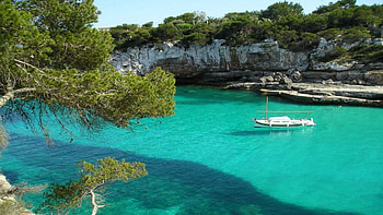 beautiful clear hidden cove, sea, boat, cove, trees, inlet, rocks HD wallpaper