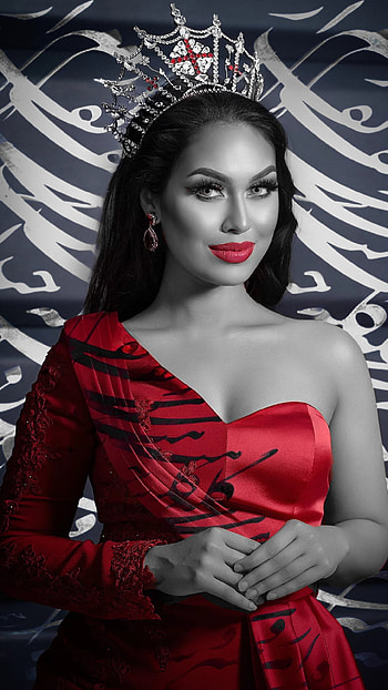 Queen in red, amazing, flash graphy, lip, beauty, gorgeous, black and white, crown HD phone wallpaper