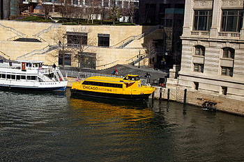 Water taxis, Michigan Avenue, Chicago HD wallpaper