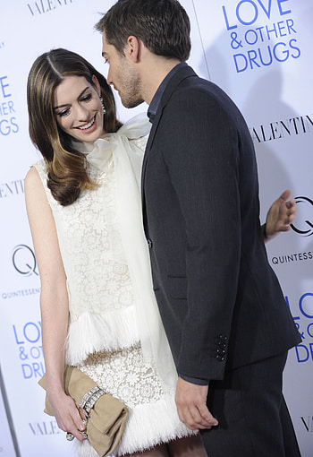 Love and Other Drugs, Anne Hathaway and Jake Gyllenhaal HD phone wallpaper