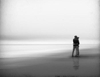 LOVE ..., embrace, graphy, love, bw, lovers, beach HD wallpaper