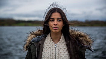 Naomi Scott, Women outdoors, Sweater fur, Windy sea HD wallpaper