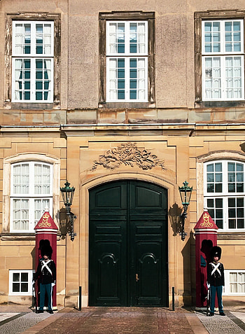Amalienborg Palace, Changing of the Guards, Danish Royalty, Ceremonial Tradition HD phone wallpaper