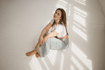 Girl Sitting On Floor Posing , girls, model HD wallpaper