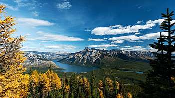 Lake Minnewanka, Banff, clouds, colors, trees, autumn, sky, alberta, canada, forest HD wallpaper
