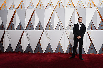 Stars celebrating at Oscars afterparty, Vanity Fair's red carpet, Hollywood elite, Glamorous affair HD wallpaper