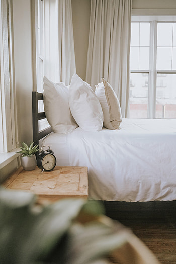 Miscellanea, Miscellaneous, Bed, Coziness, Comfort, Alarm Clock, Pillows, Cushions HD phone wallpaper
