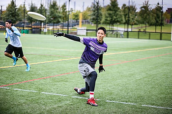 Ultimate frisbee action, Disc flying high, Thrilling sport, Ultimate disc game HD wallpaper