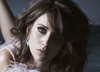 Blue eyes, beautiful, brunette, Alison Brie HD wallpaper