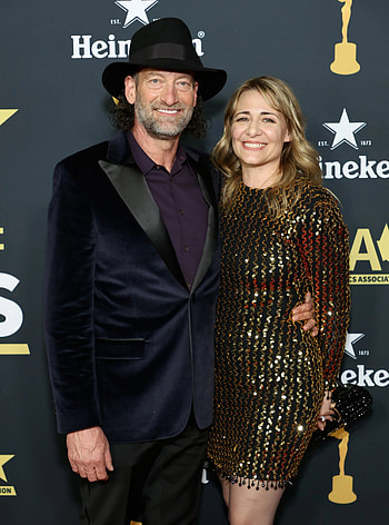 Troy Kotsur, Deanne Bray, News area, 2022 HD phone wallpaper