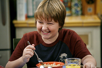 Two and a Half Men, Talented young actor, Angus T. Jones, Beloved child star HD wallpaper