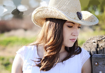 Cowgirls Mood. ., style, cowgirl, fun, brunettes, fashion, outdoors, ranch, fence, girls, women, models, western, hats, female HD wallpaper