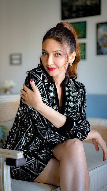 Saumya Tandon, bollywood actress HD phone wallpaper