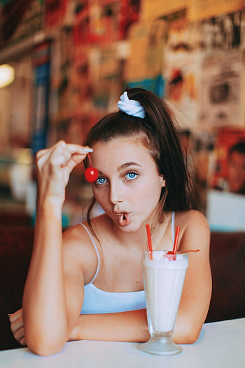 Emma Chamberlain HD phone wallpaper
