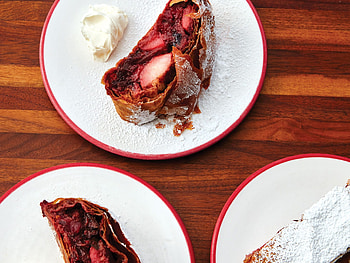 Canada's best restaurants, Apple plum strudel, Gourmet dessert, Chef's recipe HD wallpaper