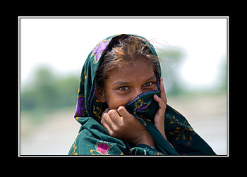 Shy Girl from Thar, india, indian girl, dessert, girl, people, child HD wallpaper