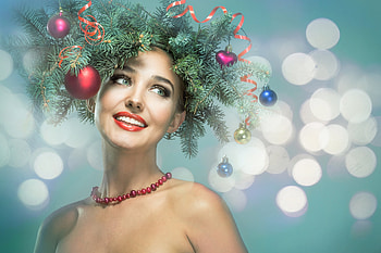 Christmas beauty, bokeh, model, craciun, girl, beauty, woman, green, christmas, wreath HD wallpaper