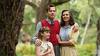 Christopher Robin 2018, Nostalgic backdrops, Magical storytelling, Heartwarming journey HD wallpaper
