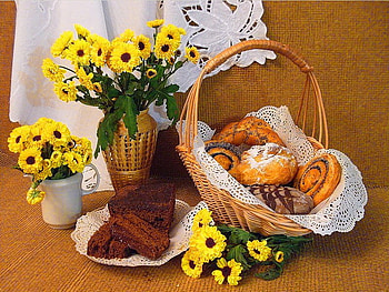 Still life, vase, cake, nice, basket, pretty, yummy, yellow, flowers, lovely HD wallpaper
