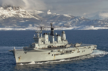 WORLD OF WARSHIPS HMS ARK ROYAL R 07, OFF THE NORWEGIAN COAST, 8 Paxman Valenta Diesel generators, crew 685 and 366 air group, 4 Rolls Royce Olympus gas turbines, length 689 ft, speed over 30 kts, 22000 tons HD wallpaper