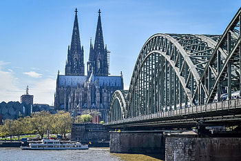 Cologne old town, Dom Hotel, Rmerbrunnen, City travel guide HD wallpaper