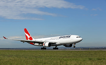 Qantas, Melbourne to Delhi, December 2021, Live from a lounge HD wallpaper