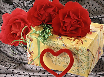 Holidays, Carnations, Present, Gift, Heart, Valentine's Day HD wallpaper