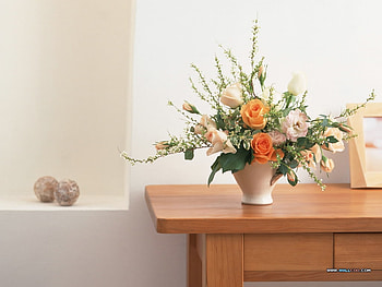 Center Stage, sunny, bouquet, , colours, spring, cuts, bright, desk, white, stems, roses, lively, room, vease, garden, florals, fresh, orangy, leaves, wood, green, flowers HD wallpaper