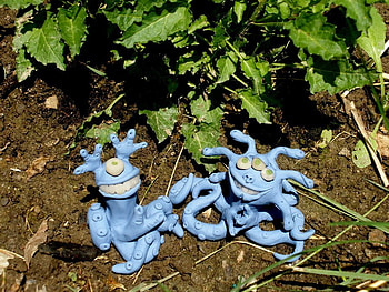 Aliens in my garden, blue, aliens, garden, creature HD wallpaper
