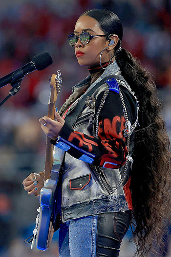 H.E.R., Lady and her guitar, Female musicians, Female guitarist/singer HD phone wallpaper