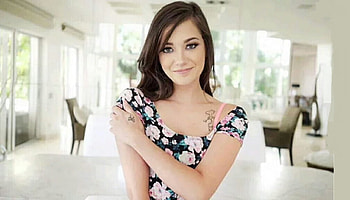Gia Paige, POSING IN LIVING ROOM, PORTRAIT, TATTOOS, BRUNETTE, DRESS WITH FLOWER PATTERN, LEFT SHOULDER EXPOSED HD wallpaper