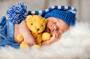 Sleeping with Teddy, blue, toy, white, cute, baby, copil, teddy bear, yellow, child, hat, sleep HD wallpaper