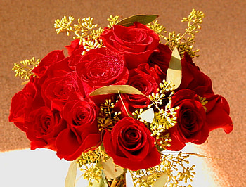 Gold & red, bouquet, roses, gold ribbon, red HD wallpaper