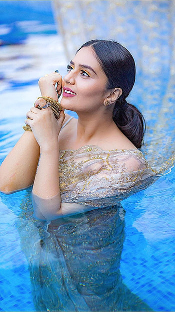 Sreemukhi, telugu actress, swimming pool HD phone wallpaper